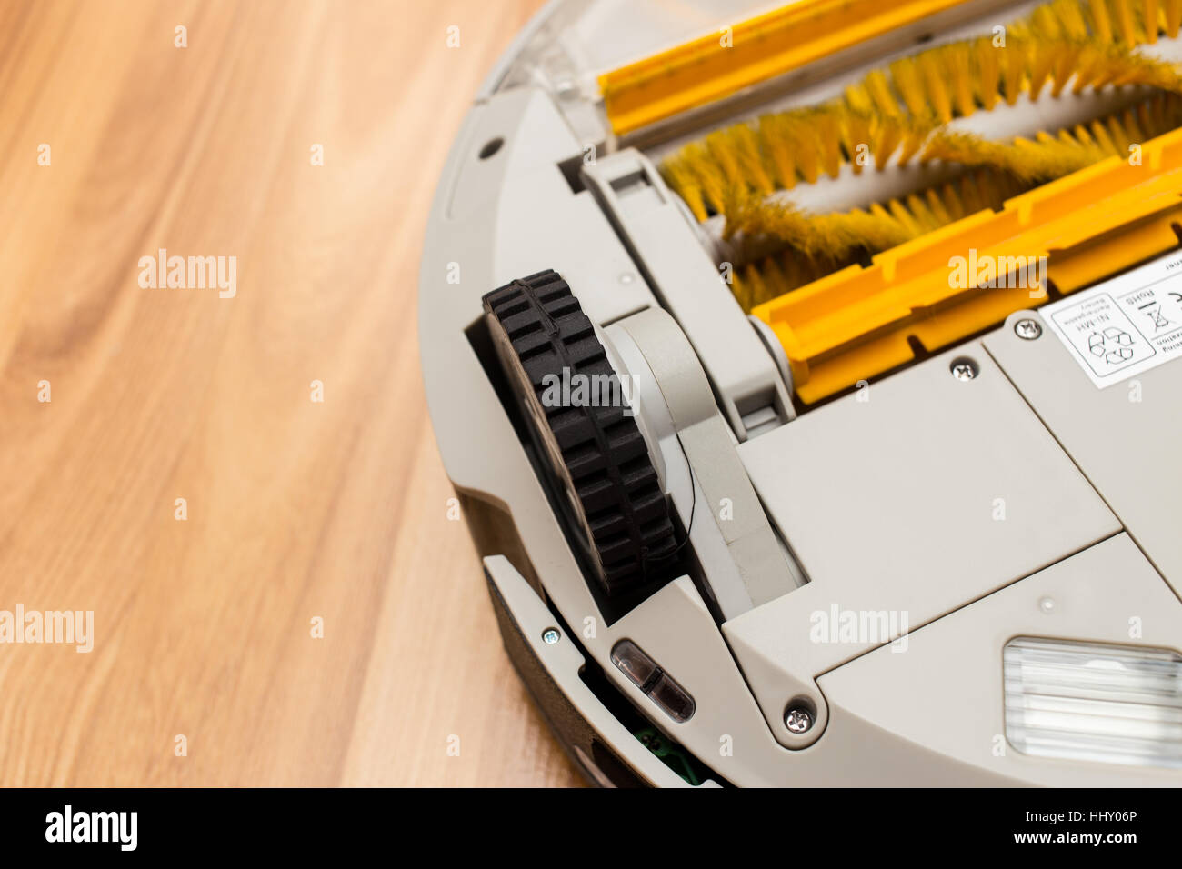 Robotica aspirapolvere su legno parquet, Smart vuoto, nuova tecnologia di automatizzare i lavori domestici - Parte ruota in gomma. Foto Stock