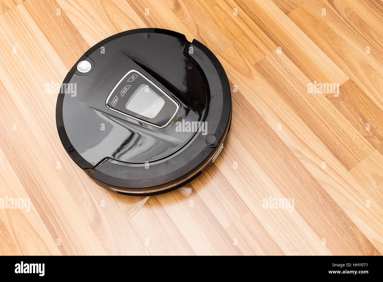 Robotica aspirapolvere su legno parquet, Smart vuoto, nuova tecnologia di automatizzare i lavori di casa. Foto Stock