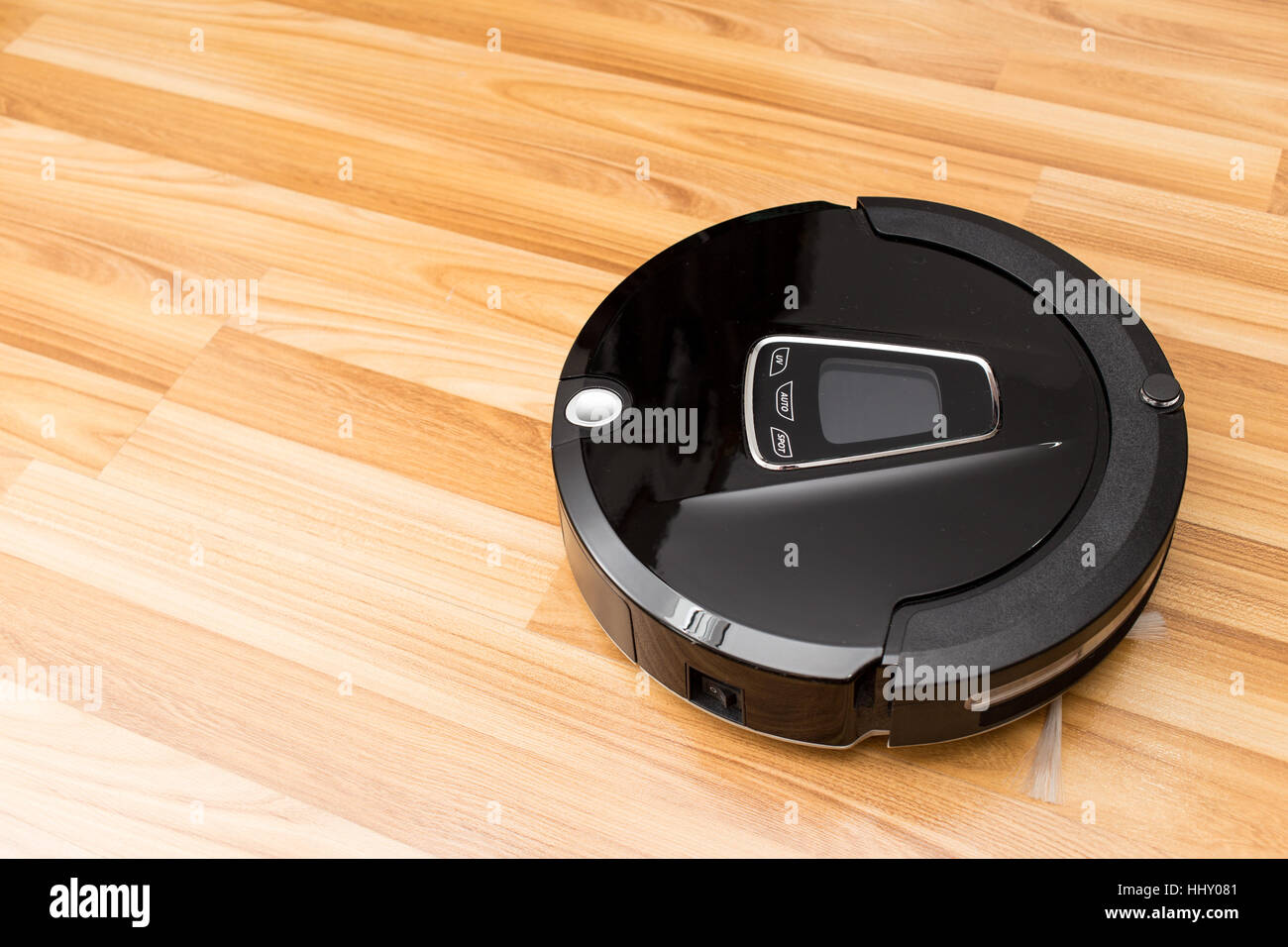 Robotica aspirapolvere su legno parquet, Smart vuoto, nuova tecnologia di automatizzare i lavori di casa. Foto Stock