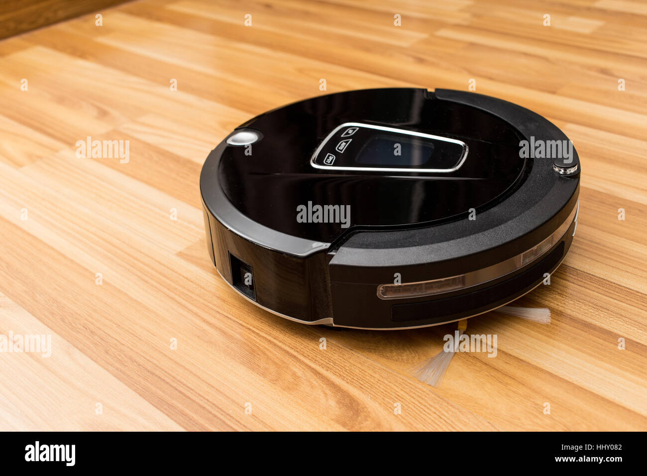Robotica aspirapolvere su legno parquet, Smart vuoto, nuova tecnologia di automatizzare i lavori di casa. Foto Stock