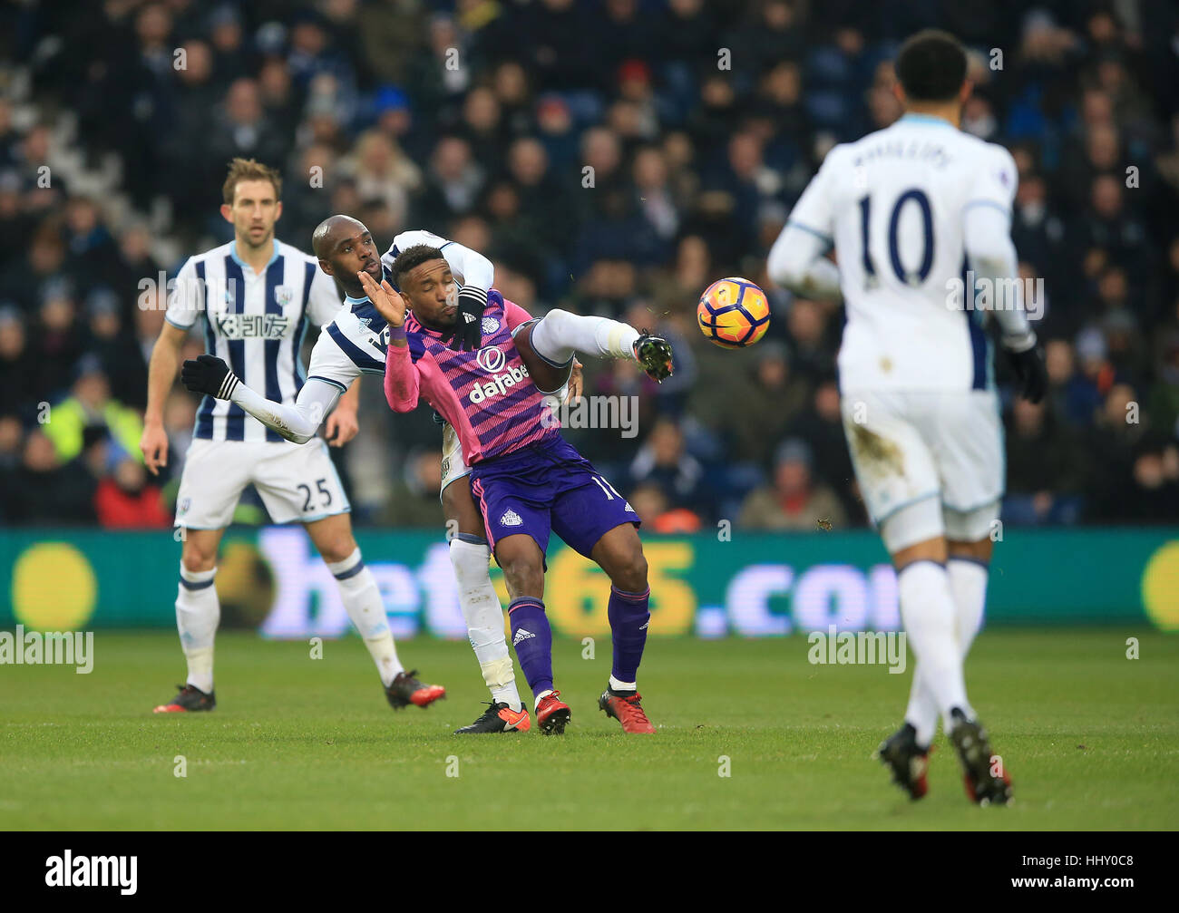 West Bromwich Albion's Allan Nyom (sinistra) e Sunderland's Jermain Defoe (destra) battaglia per la palla durante il match di Premier League al The Hawthorns, West Bromwich. Foto Stock