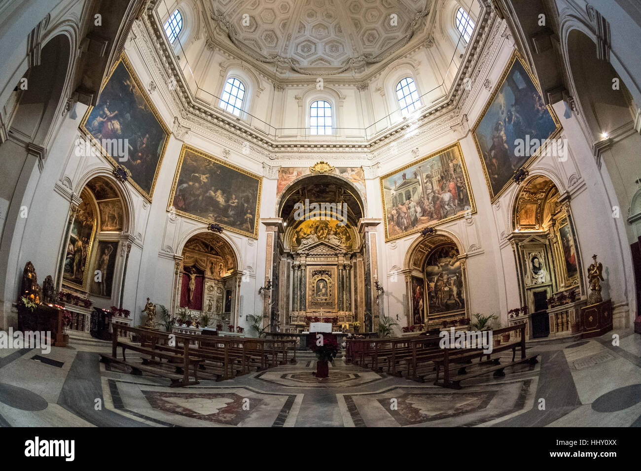Un Fedele Della Chiesa Di Roma Roma. L'Italia. Interno della chiesa di Santa Maria della Pace Foto