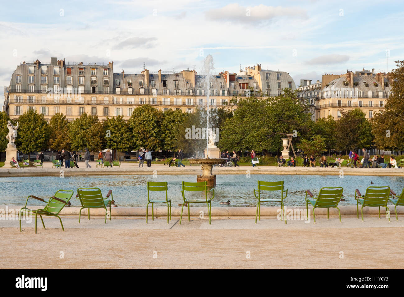 Parigi, Francia - 19 settembre 2013: vacante sedie vicino alla fontana nel giardino delle Tuileries - uno dei più popolari attrazioni turistiche di Parigi. Foto Stock