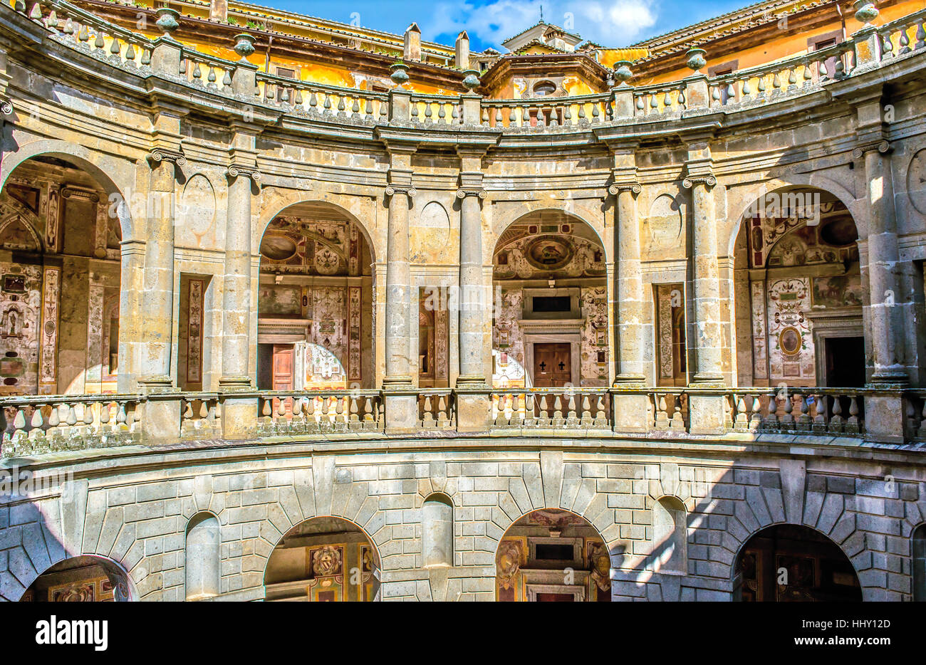 Cortile circolare di Villa Farnese, il palazzo manierista nel Lazio Caprarola Foto Stock