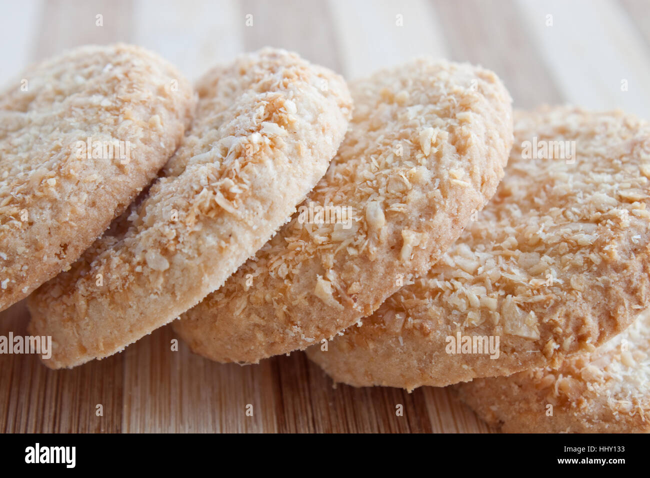 Una fila di biscotti con scaglie di noce di cocco Foto Stock