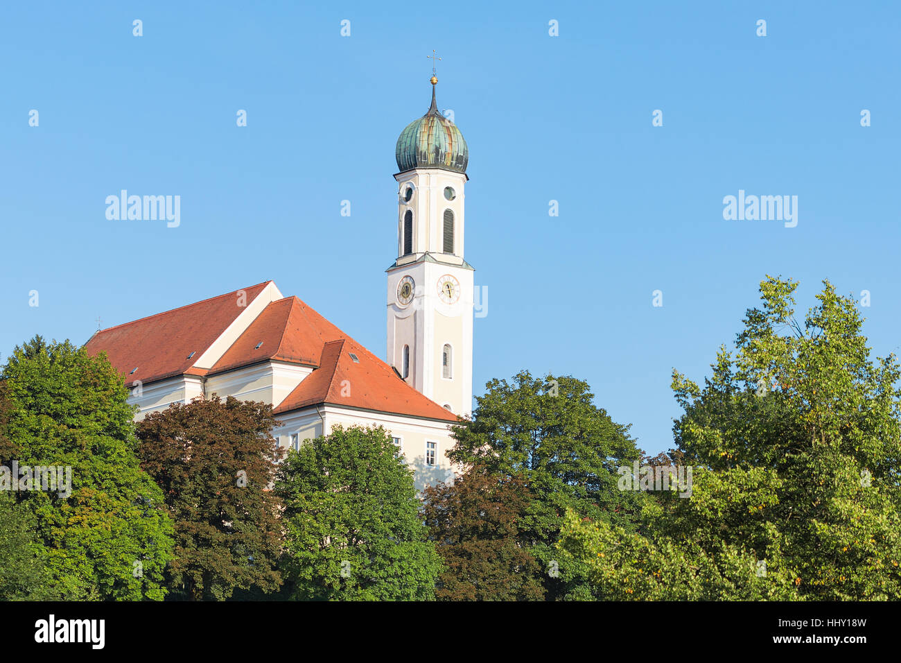 Tranquilla e pacifica paesaggio bavarese nella piccola città Schongau con il vecchio antica chiesa cattolica Foto Stock