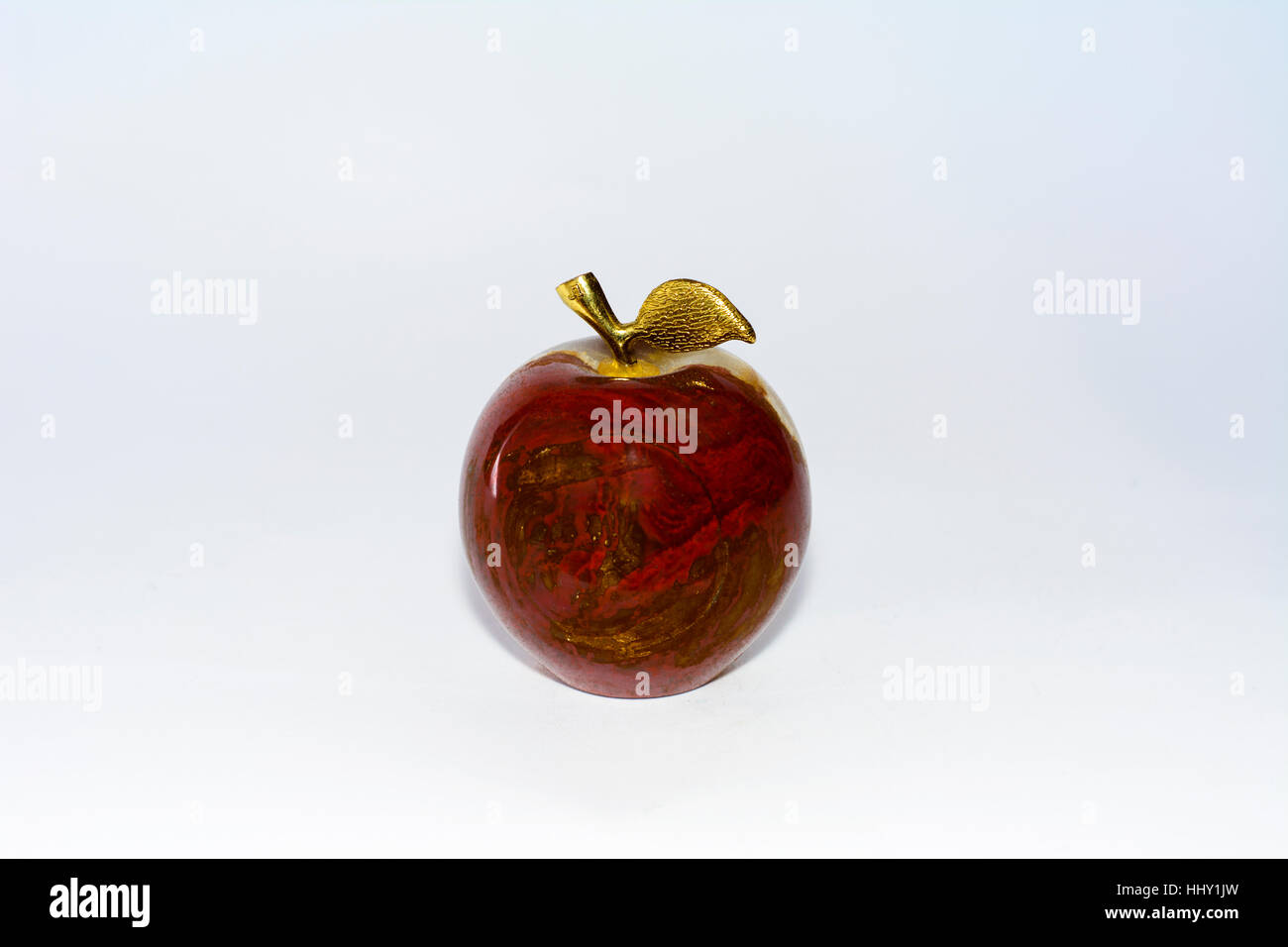 Apple fatto di pietra onice su sfondo bianco Foto Stock