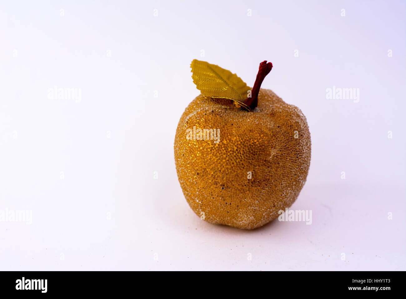 Apple fatto di pietra onice su sfondo bianco Foto Stock
