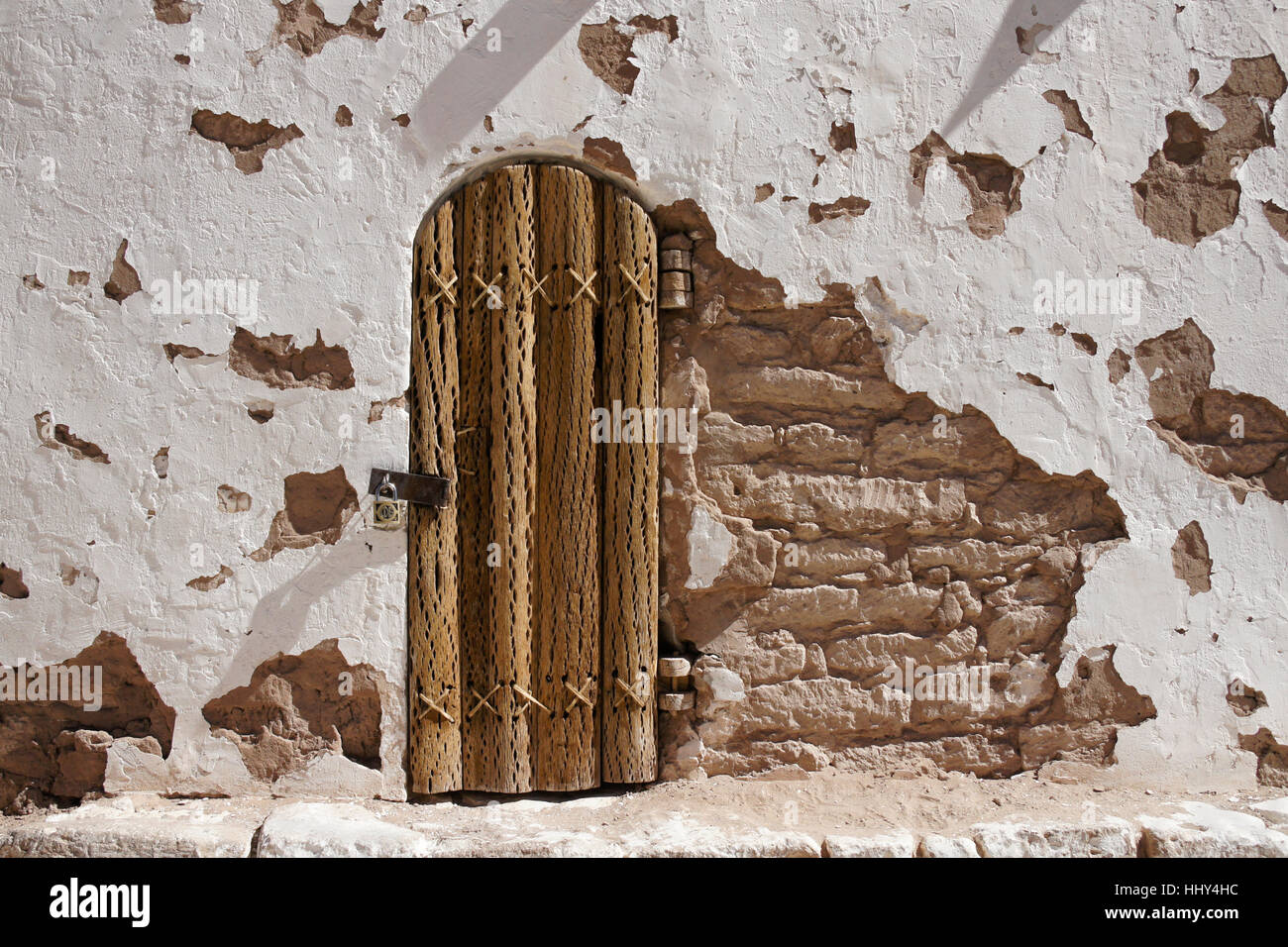 Cactus-porta di legno nella torre campanaria di Iglesia de San Lucas, Toconao, il Deserto di Atacama, Norte Grande del Cile Foto Stock