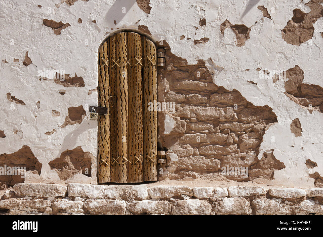 Cactus-porta di legno nella torre campanaria di Iglesia de San Lucas, Toconao, il Deserto di Atacama, Norte Grande del Cile Foto Stock