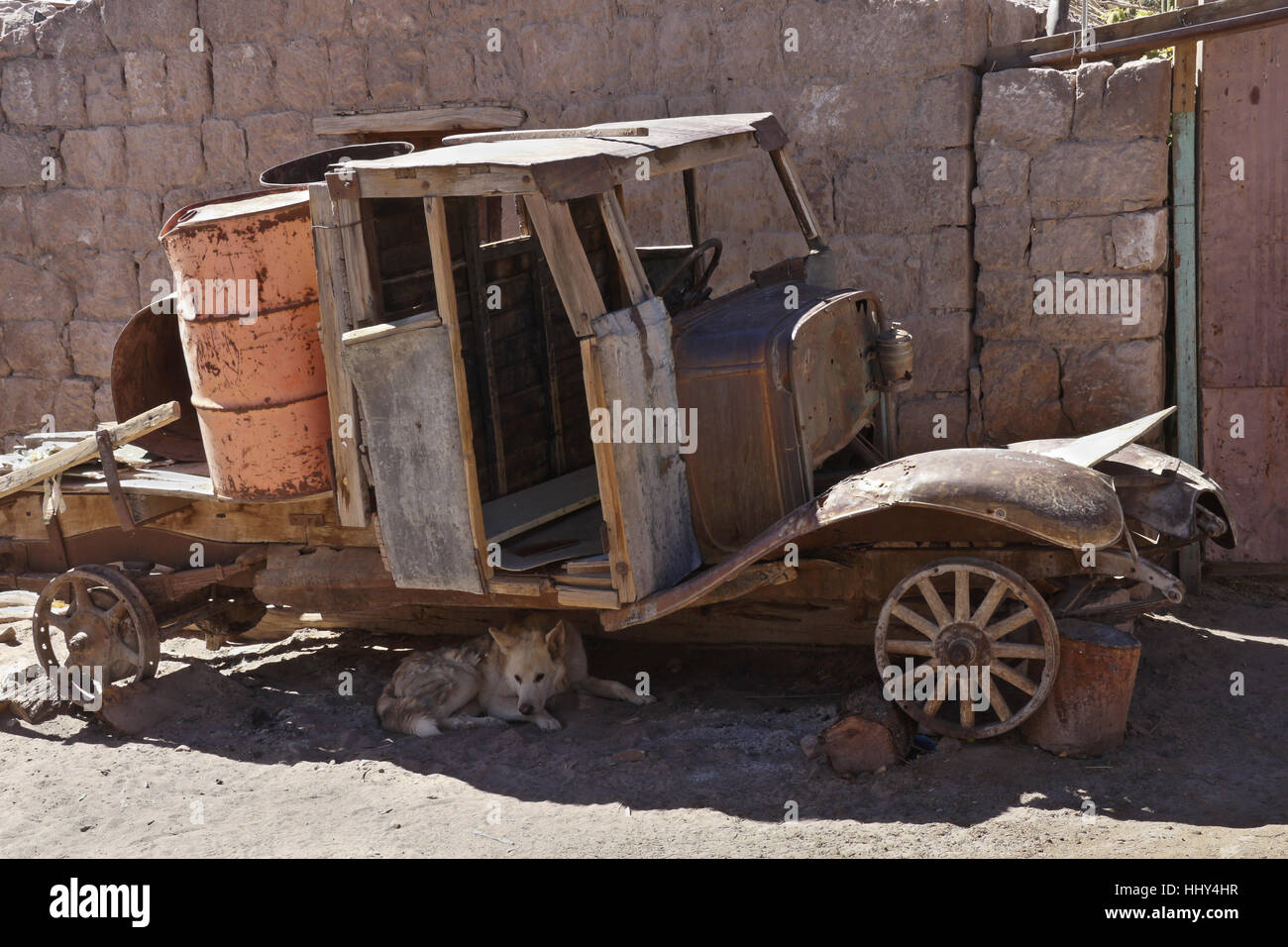 Vecchio arrugginito Ford Truck in Toconao, il Deserto di Atacama, Norte Grande del Cile Foto Stock