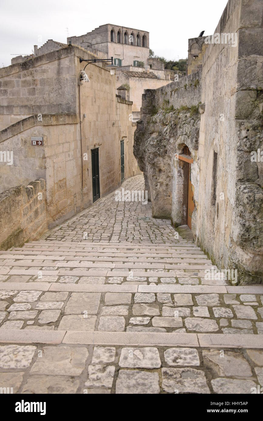 Strade all'interno dei Sassi di Matera (sassi di Matera), capitale europea della cultura 2019 - Basilicata, Italia Foto Stock