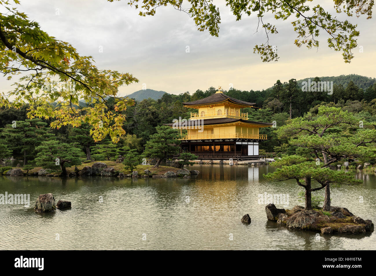 Kinkaku-ji, denominato ufficialmente Rokuon-ji è uno Zen tempio buddista a Kyoto, in Giappone. Si tratta di uno dei più famosi edifici in Giappone Foto Stock