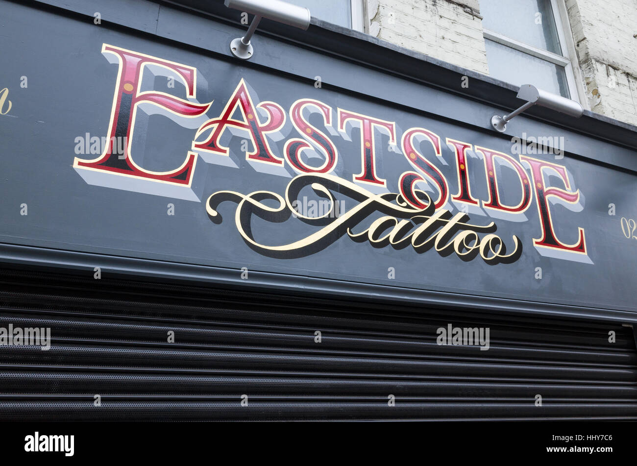 Dipinto a mano segno di East Side tattoo studio in Bethnal Green Road, London, England, Regno Unito Foto Stock