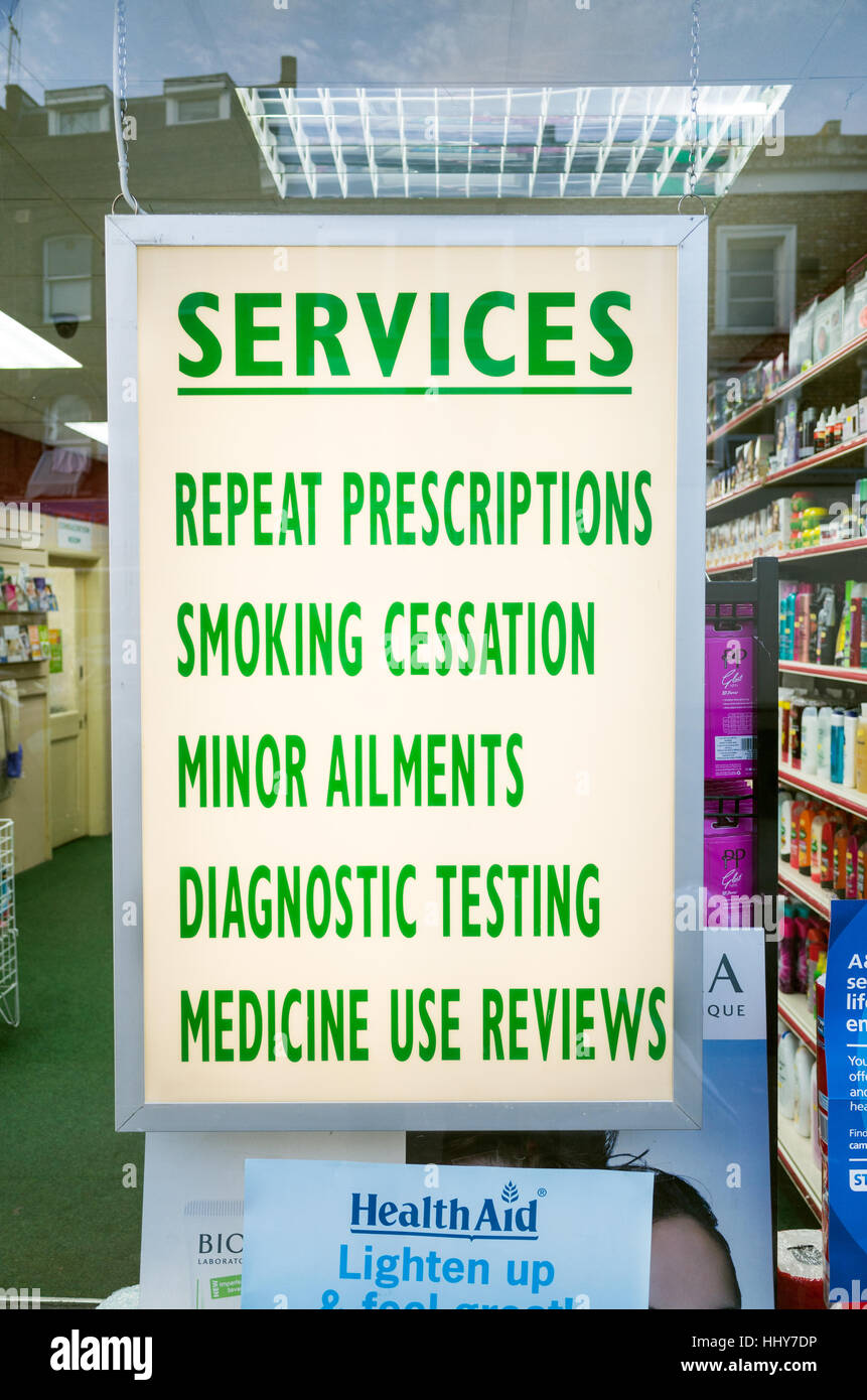 Segno che mostra alcuni dei servizi forniti da una farmacia locale, England, Regno Unito Foto Stock