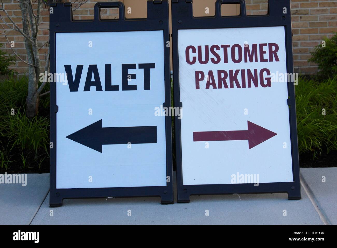 Un cameriere e clienti parcheggio segno. Foto Stock