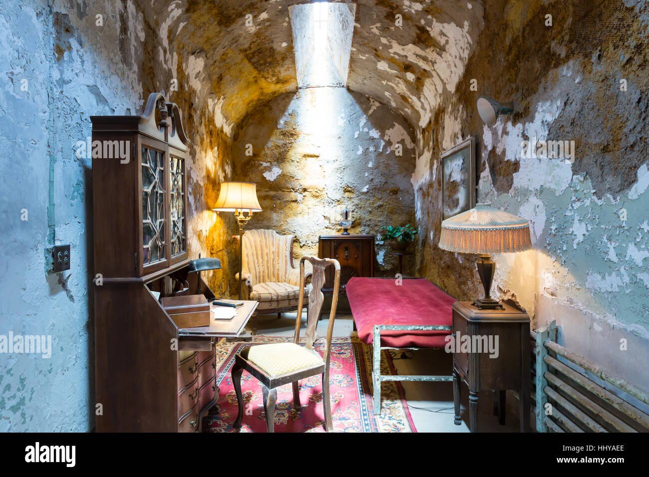 Vecchia Prigione di cella con mobili. Foto Stock