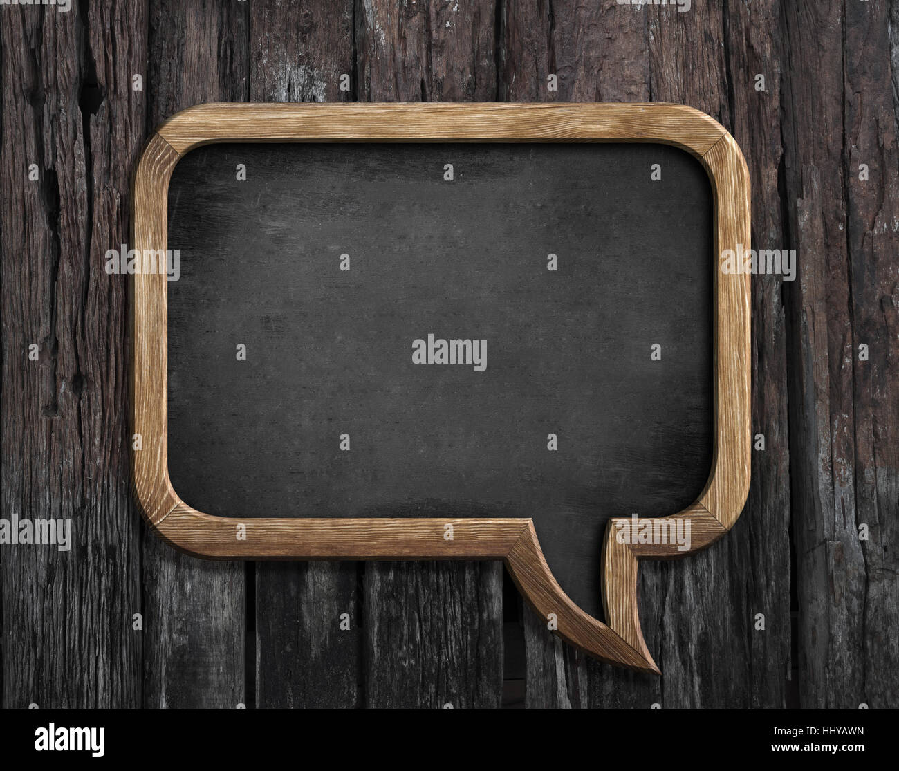 Lavagna in forma di fumetto discorso su sfondo di legno Foto Stock