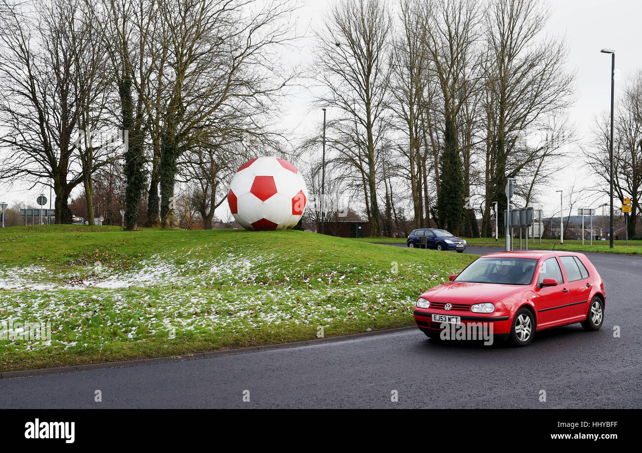 Un enorme gigante di calcio sulla rotatoria a Crawley Football Club nel Sussex Regno Unito Foto Stock