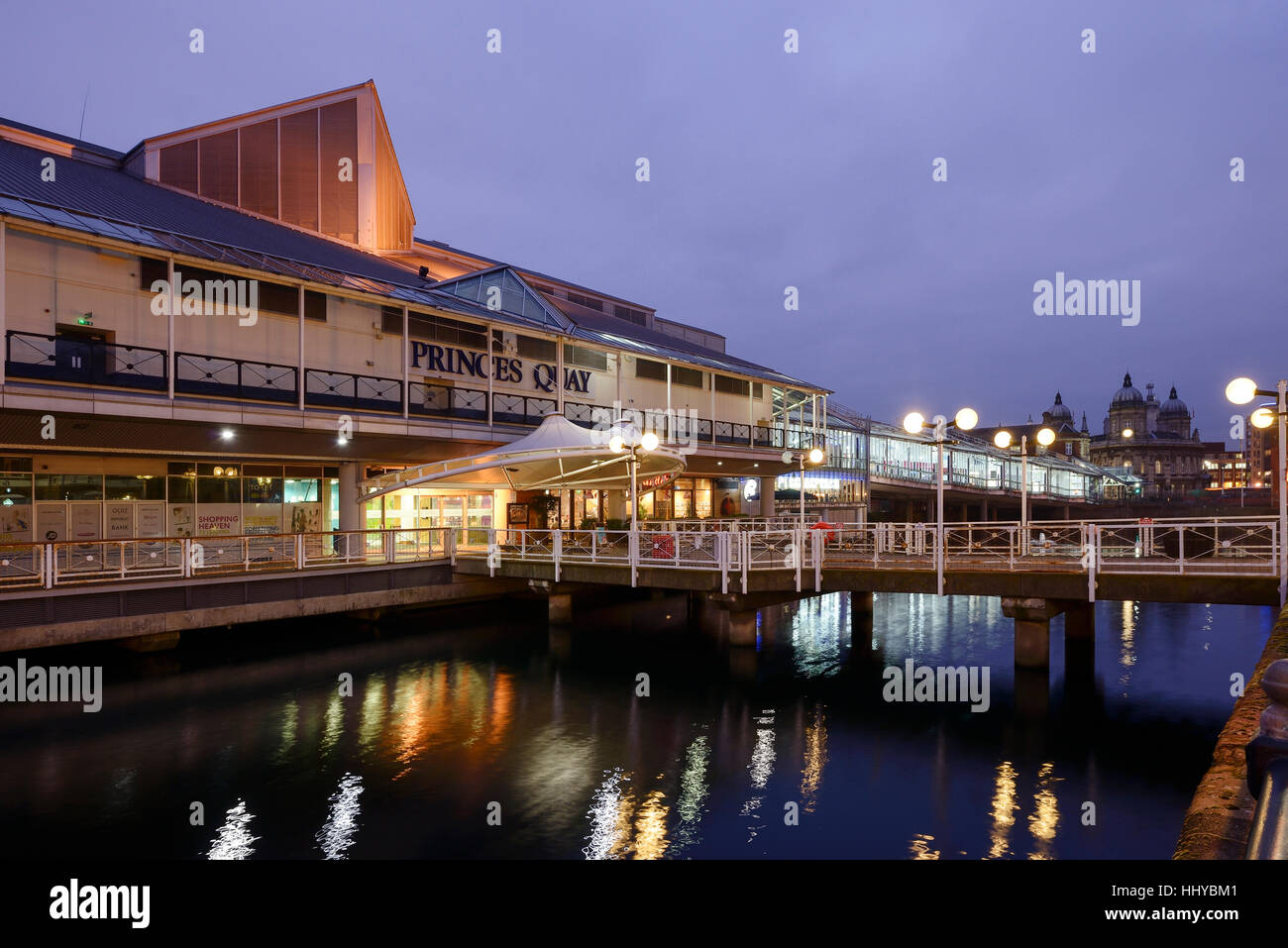 La Principessa Quay shopping center nel centro di Hull al crepuscolo Foto Stock