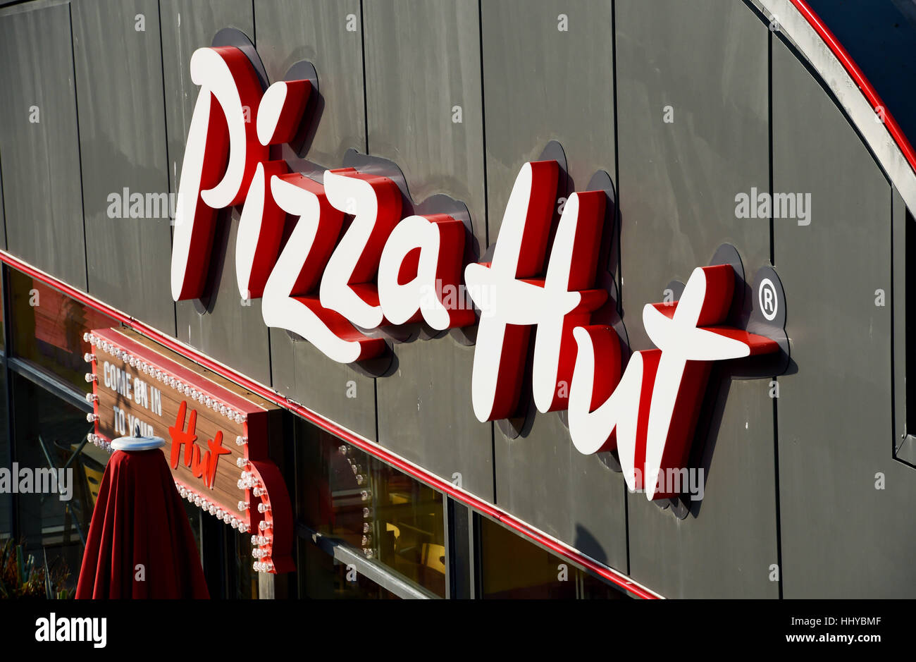 Pizza Hut restaurant sign in Brighton Marina REGNO UNITO Foto Stock