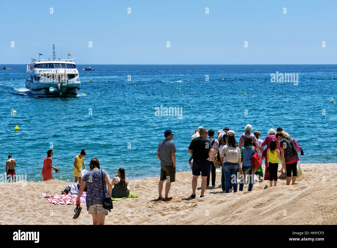 I turisti in attesa di una nave da crociera sulla spiaggia nel centro della città il 20 maggio 2016 a Lloret de Mar, Spagna Foto Stock