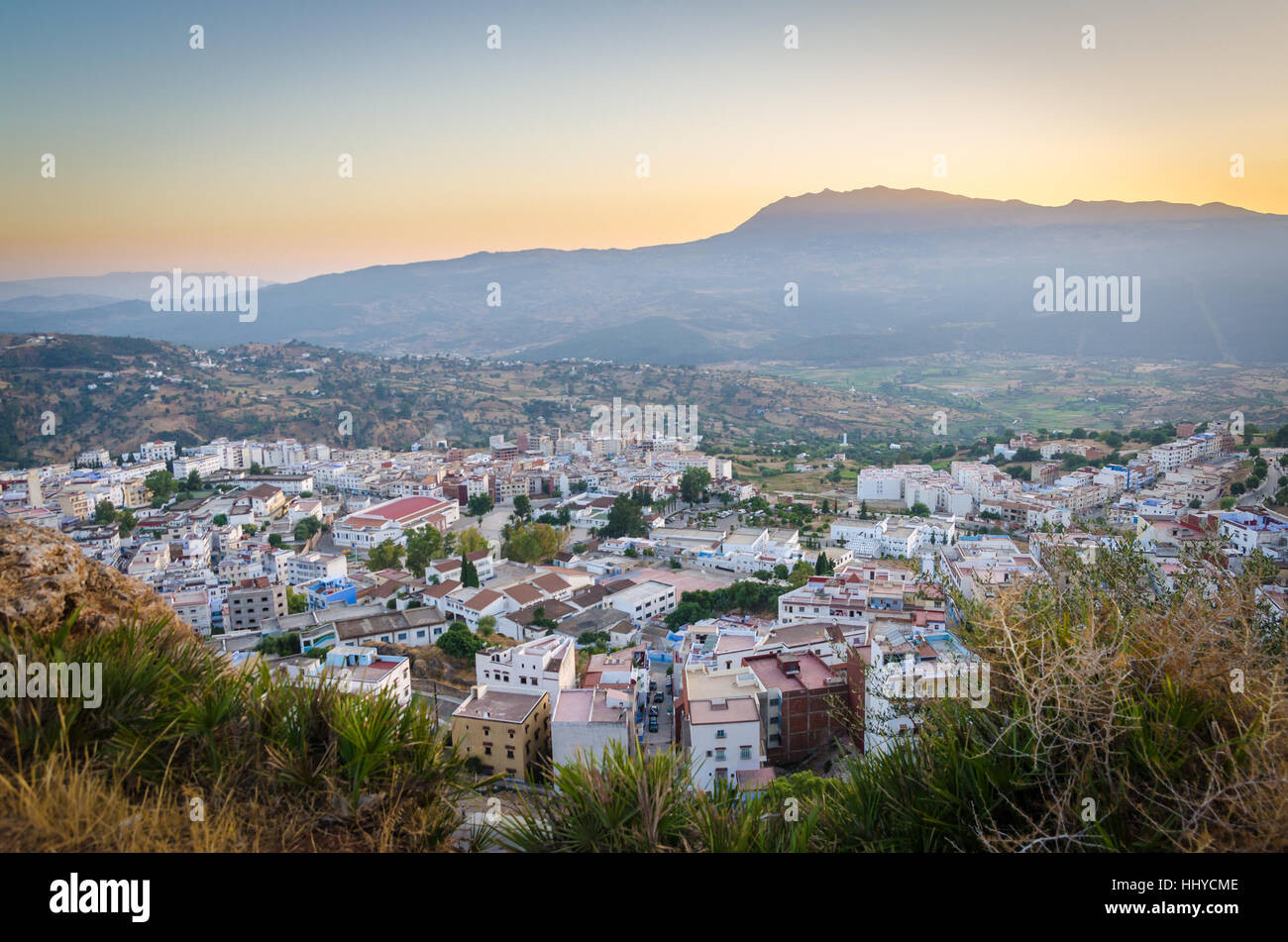 Bella città storica di Chefchaouen con il suo blue lavato edifici visto da una collina durante il tramonto, Marocco, Africa del Nord. Foto Stock