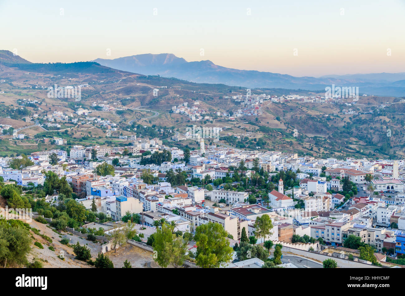 Bella città storica di Chefchaouen con il suo blue lavato edifici visto da una collina durante il tramonto, Marocco, Africa del Nord. Foto Stock