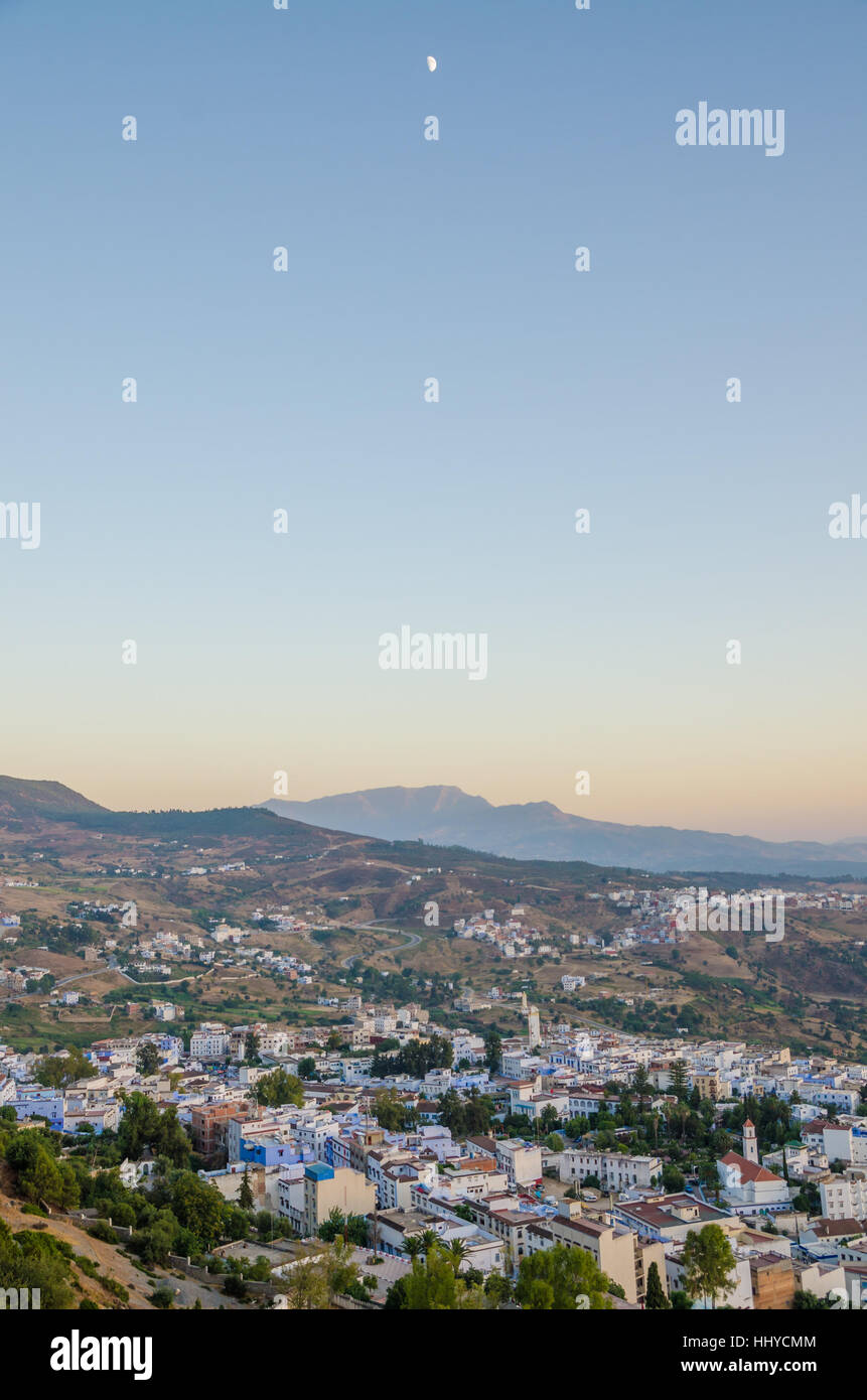 Bella città storica di Chefchaouen con il suo blue lavato edifici visto da una collina durante il tramonto, Marocco, Africa del Nord. Foto Stock