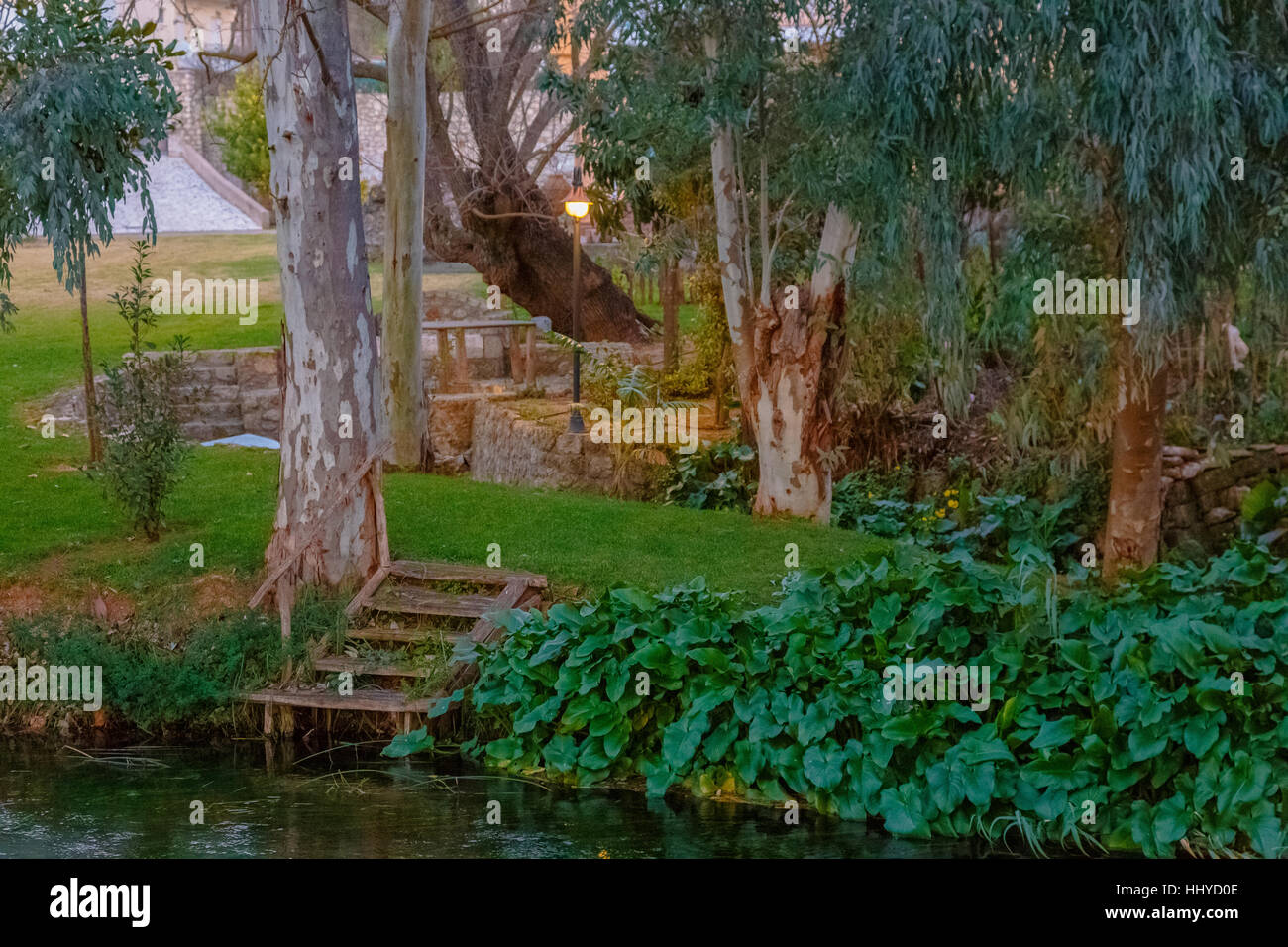 Le fasi che portano dalla rive e sognanti nel cortile della casa di campagna Foto Stock