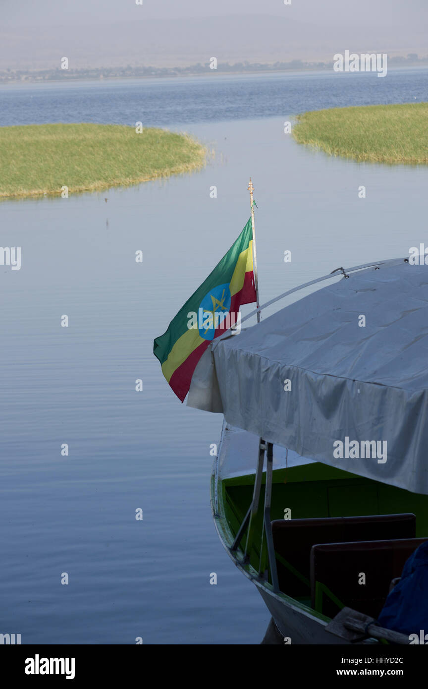 Rosso, giallo e verde bandiera etiope su una barca con un lago e il verde erba dietro di essa Foto Stock