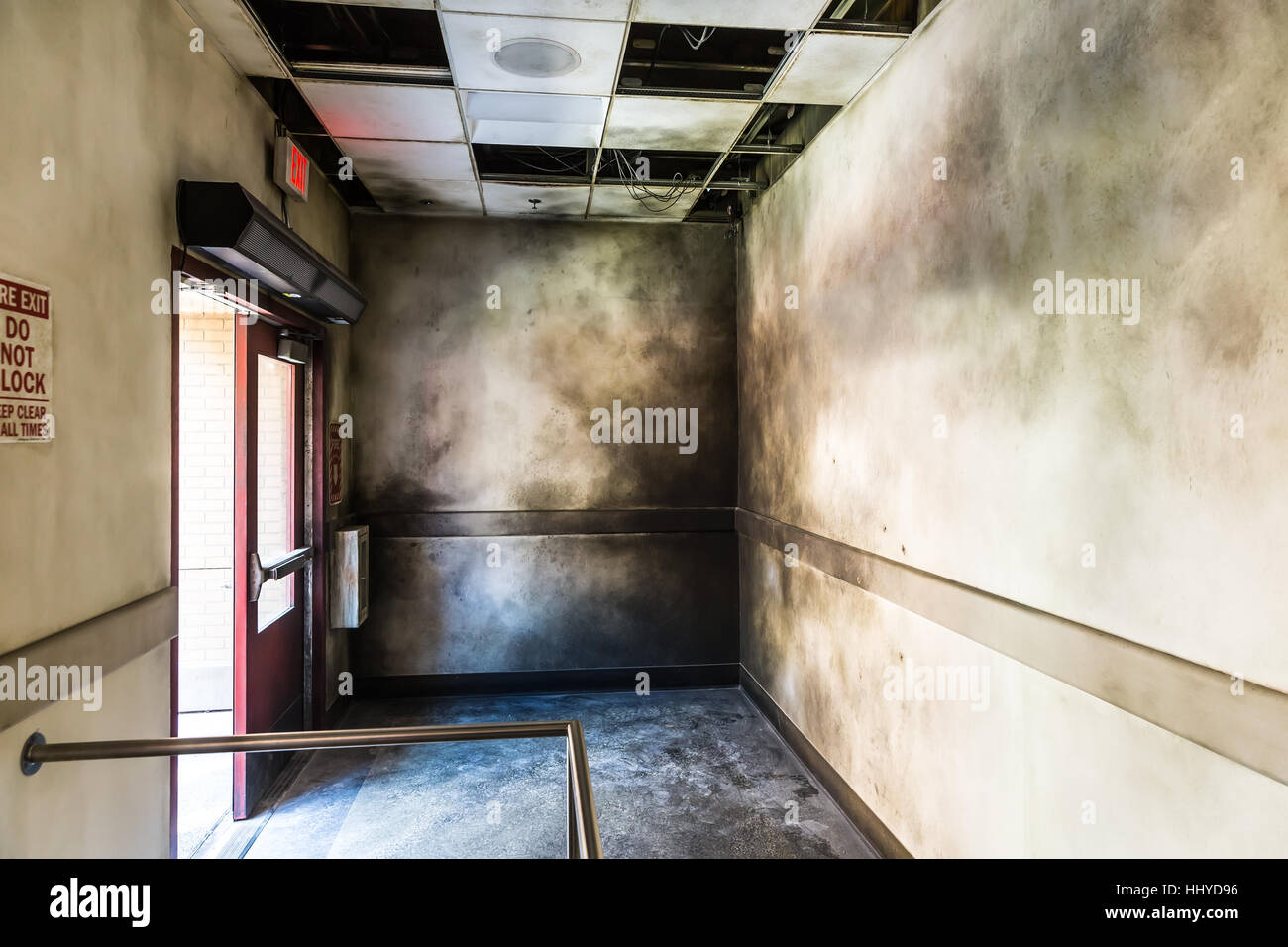 Cupo bruciato hall e aperto il fuoco uscire. Foto Stock