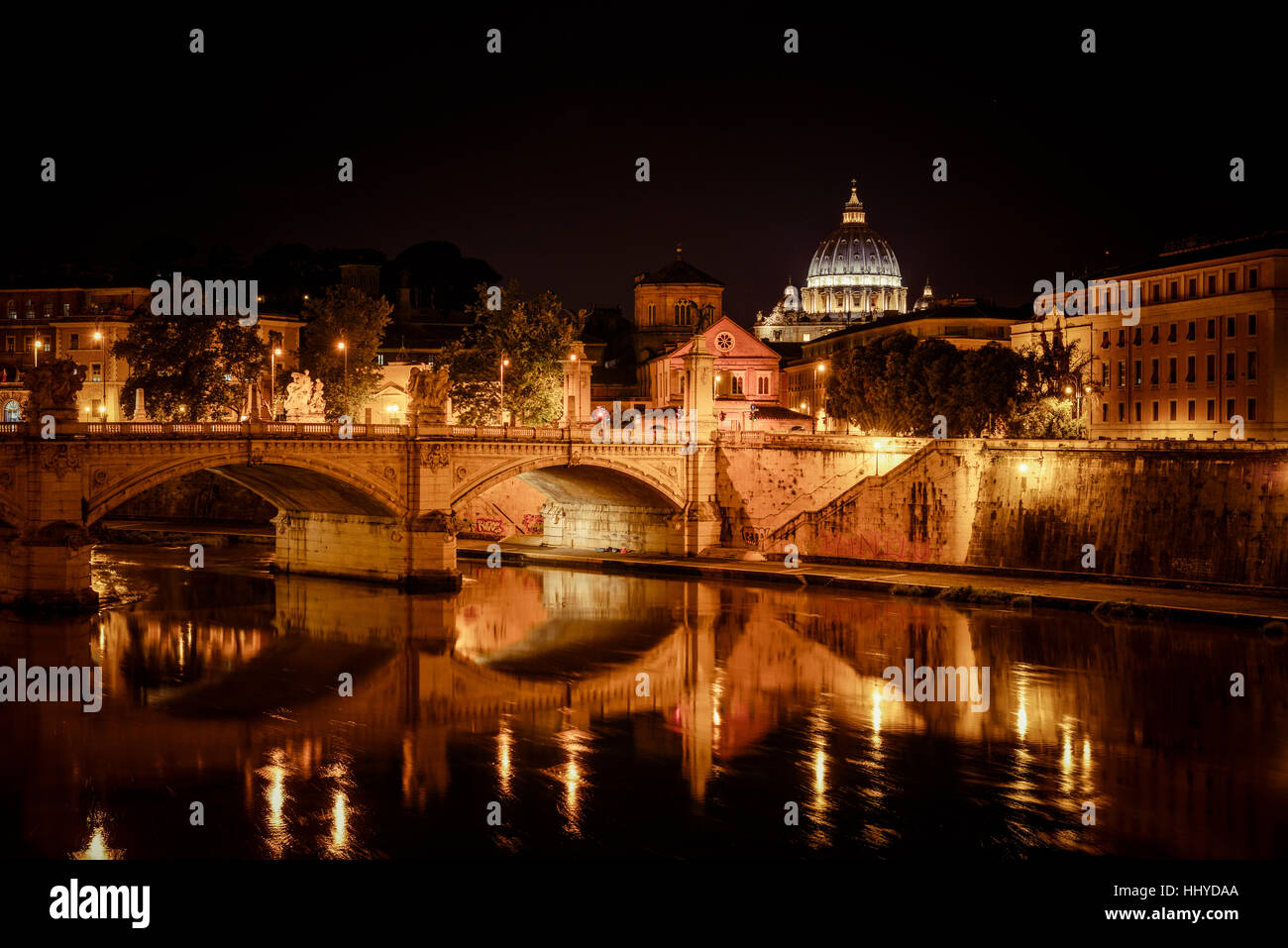 Basilica di San Pietro durante la notte che si affaccia sul fiume Tevere e dintorni attrazioni storiche di Roma. Foto Stock