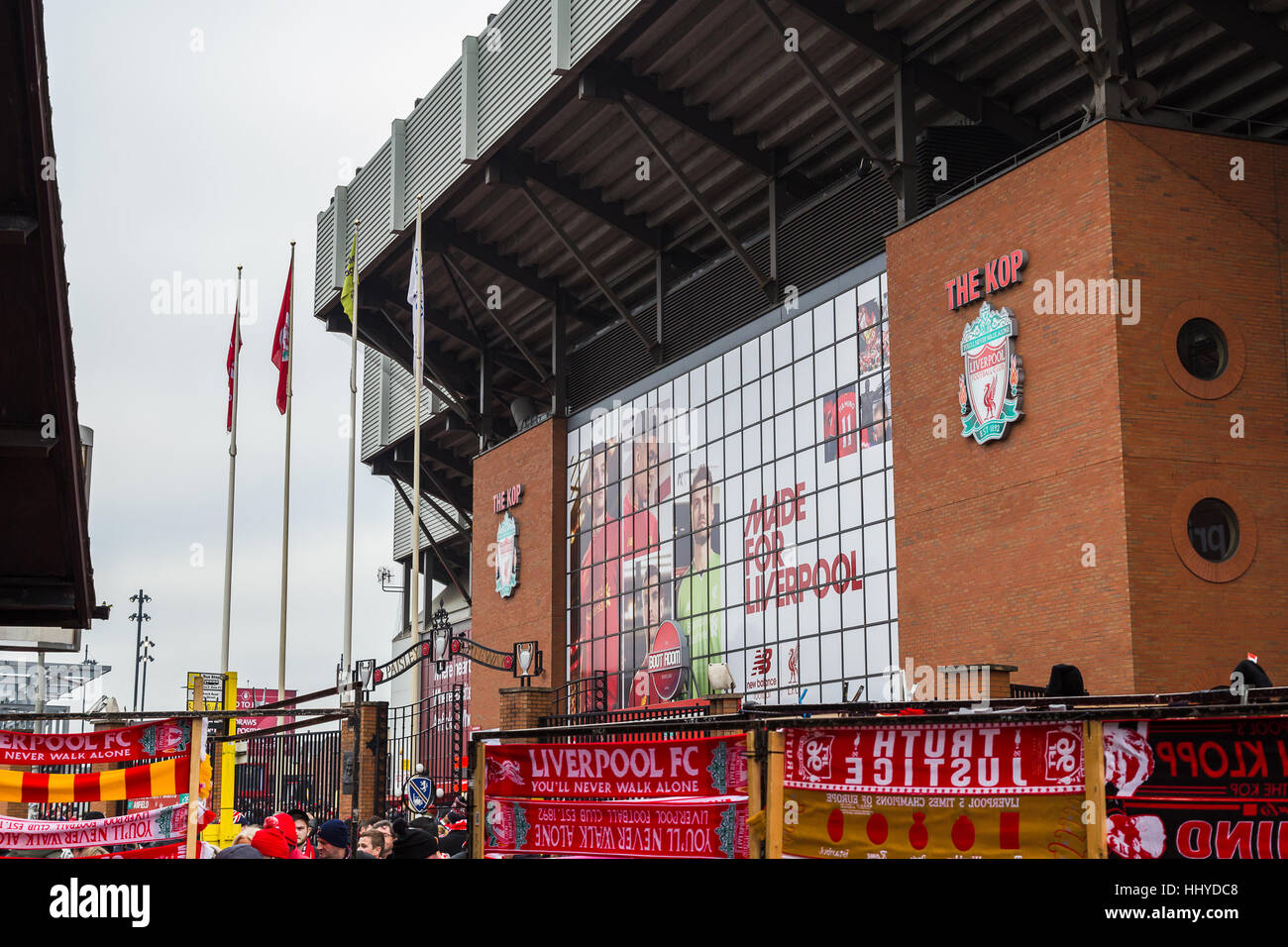 Ventole passato di armatura uno un altro su Walton Breck Strada di Liverpool prima della loro casa Premier League contro Swansea. Foto Stock