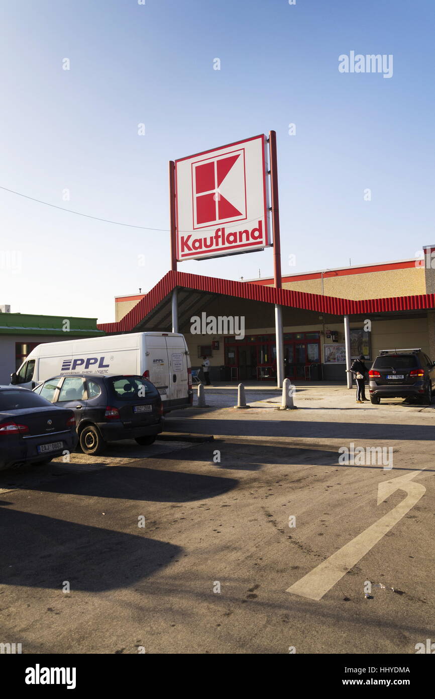 Praga, Repubblica Ceca - 21 gennaio: Kaufland logo su ipermercato dalla catena tedesca, parte di Schwartz Gruppe on gennaio 21, 2017 Foto Stock