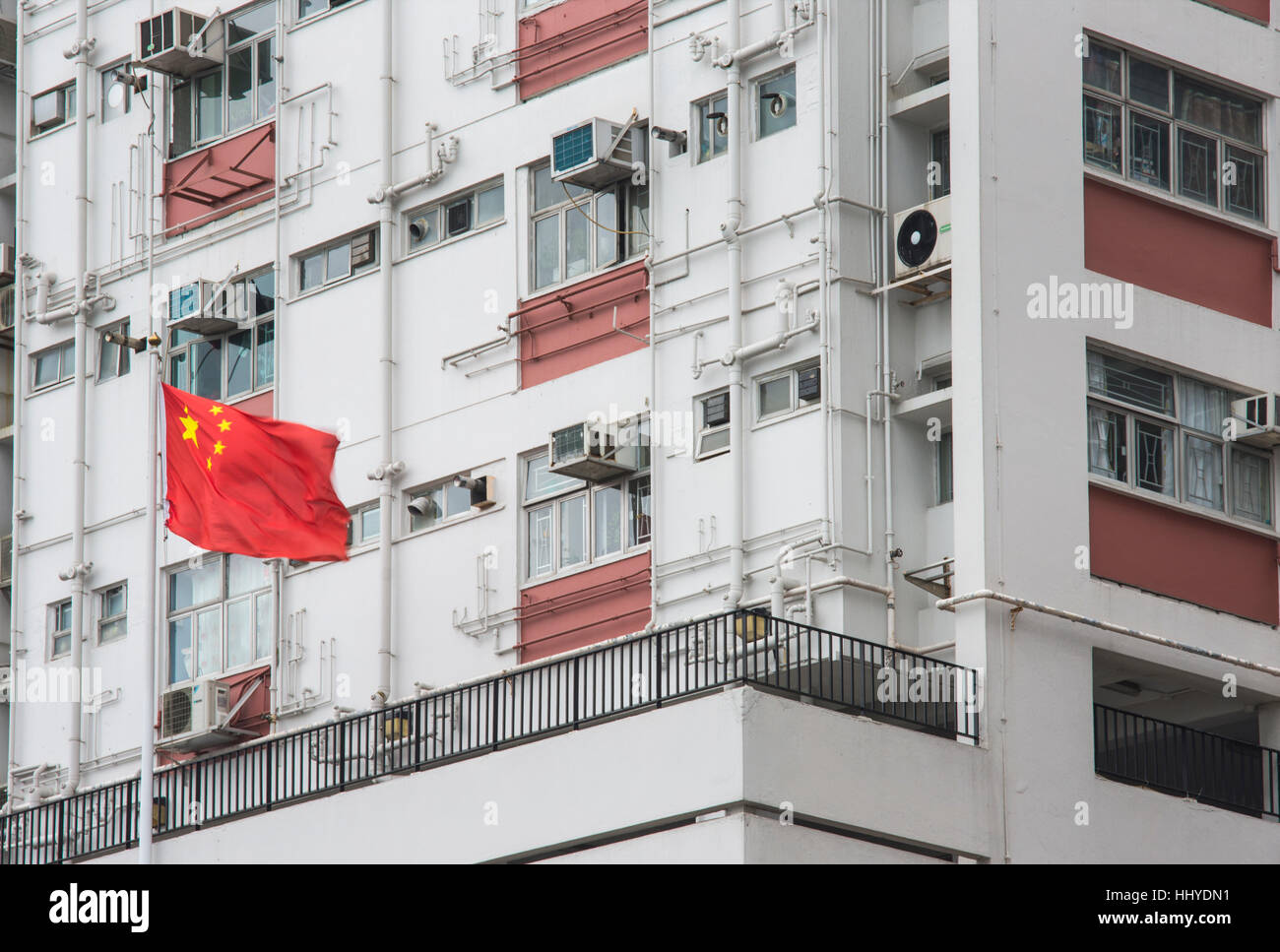 La bandiera cinese sventola tra la costruzione di Hong Kong Foto Stock