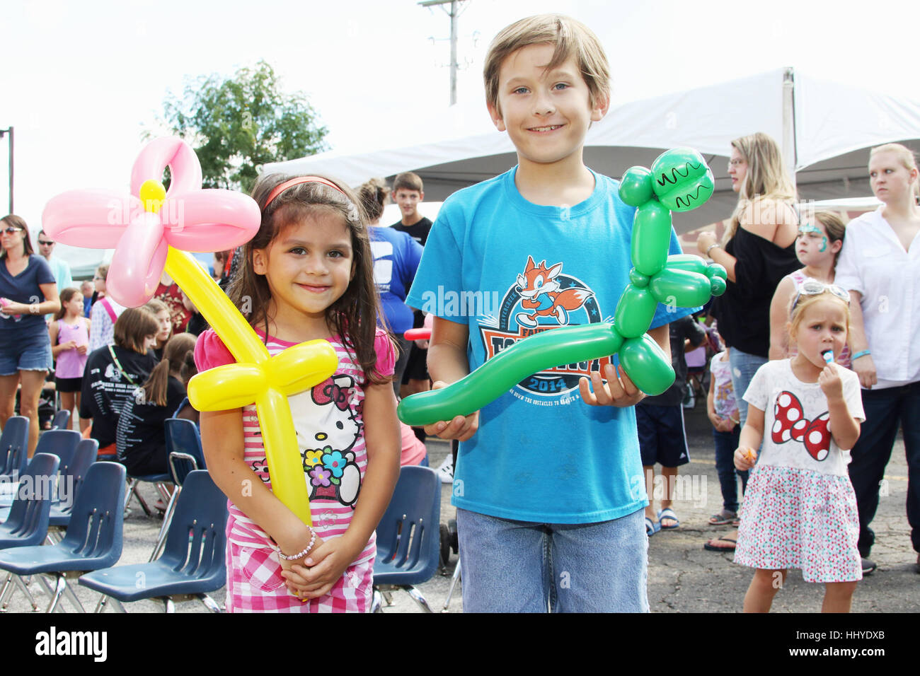 Giovane ragazza e ragazzo giovane azienda fiore a palloncino e palloncino animale. Popcorn Beavercreek Festival. Beavercreek, Dayton, Ohio, Stati Uniti d'America. Foto Stock