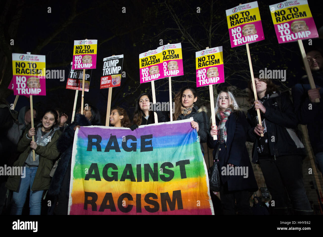 Protesta contro l'inaugurazione del Presidente americano Donald Trump fuori Londra Ambasciata USA, Grosvenor Square, Londra, Regno Unito. Foto Stock
