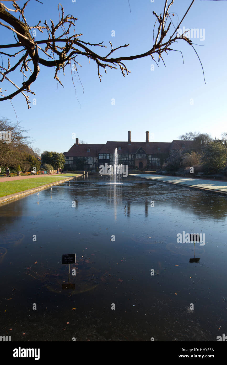 Temperature di congelamento creazione coperto di brina paesaggi e giardini presso il giardino RHS Wisley, Surrey, England, Regno Unito Foto Stock