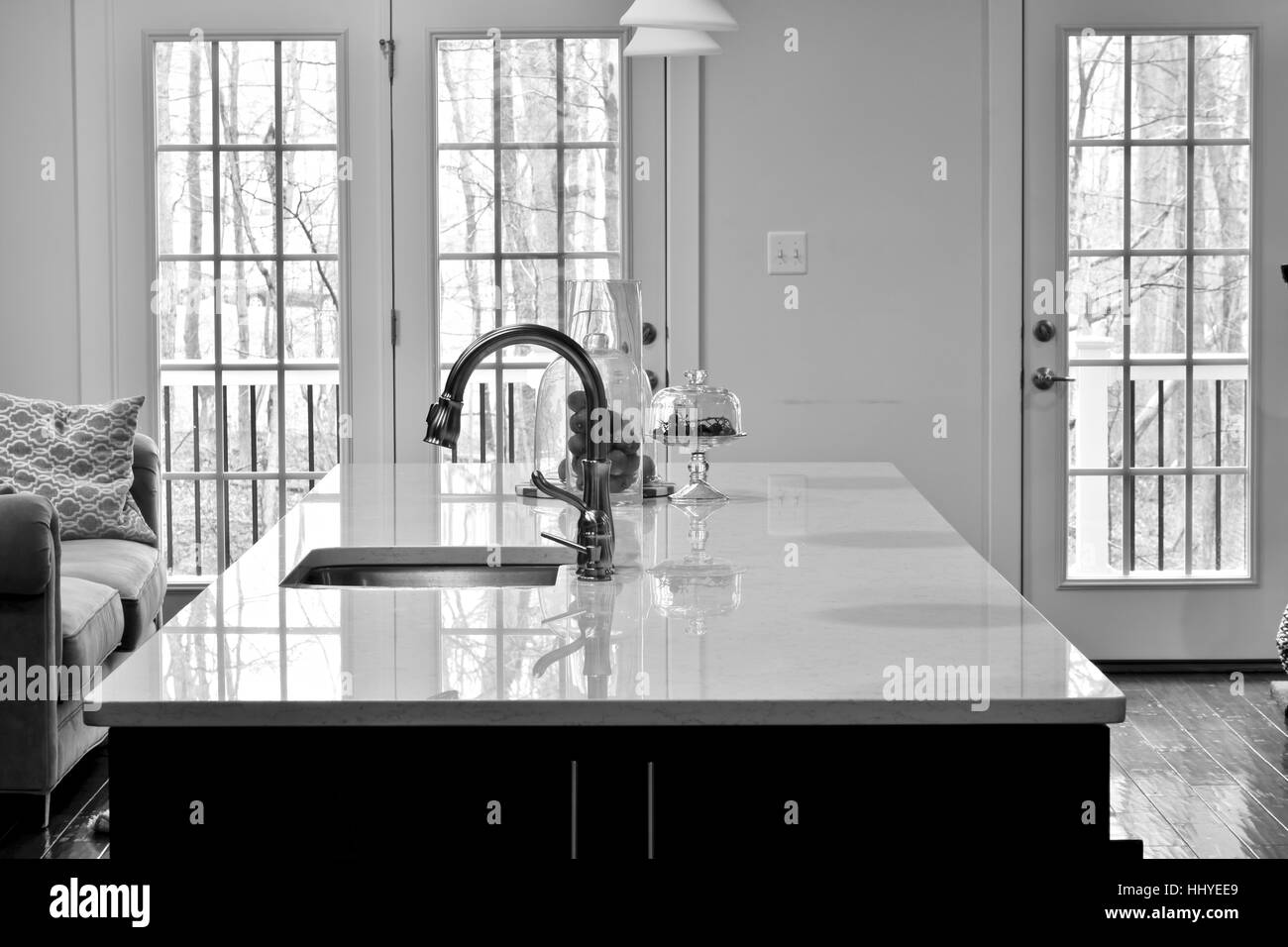 Una bella cucina con un grande carrera isola di marmo in una casa moderna Foto Stock