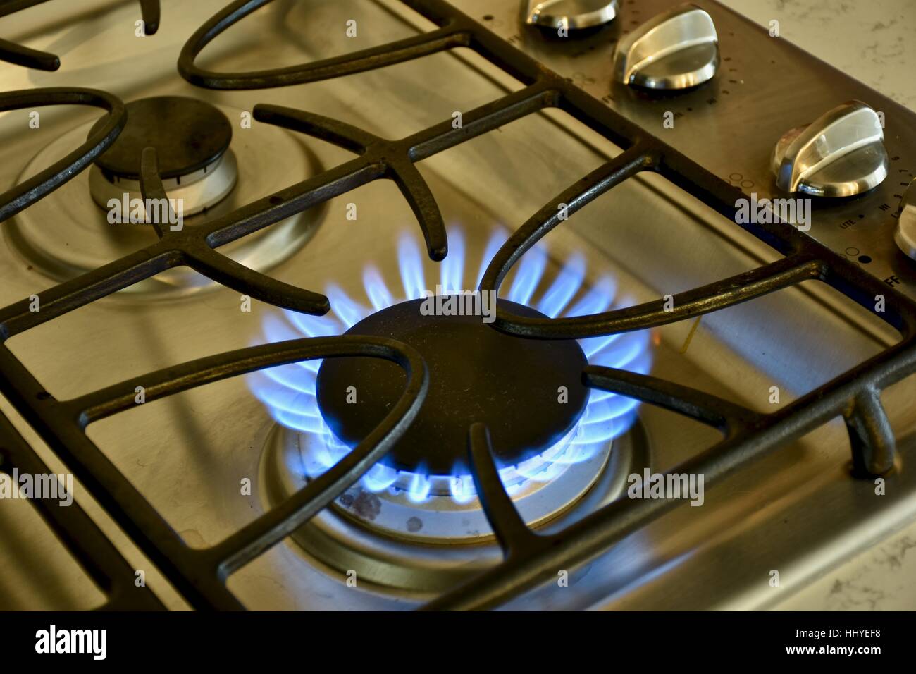 Una stufa a gas top acceso con fiamme presente Foto Stock