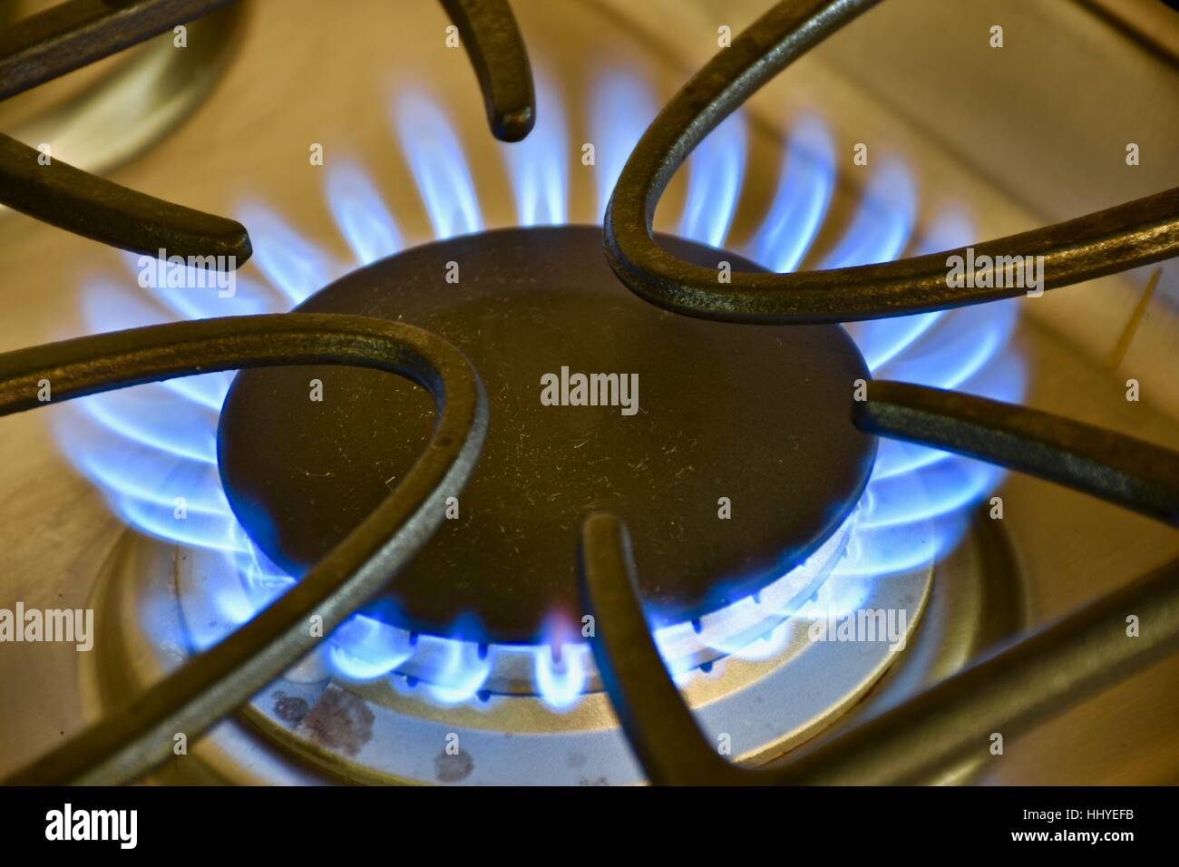 Una stufa a gas top acceso con fiamme presente Foto Stock