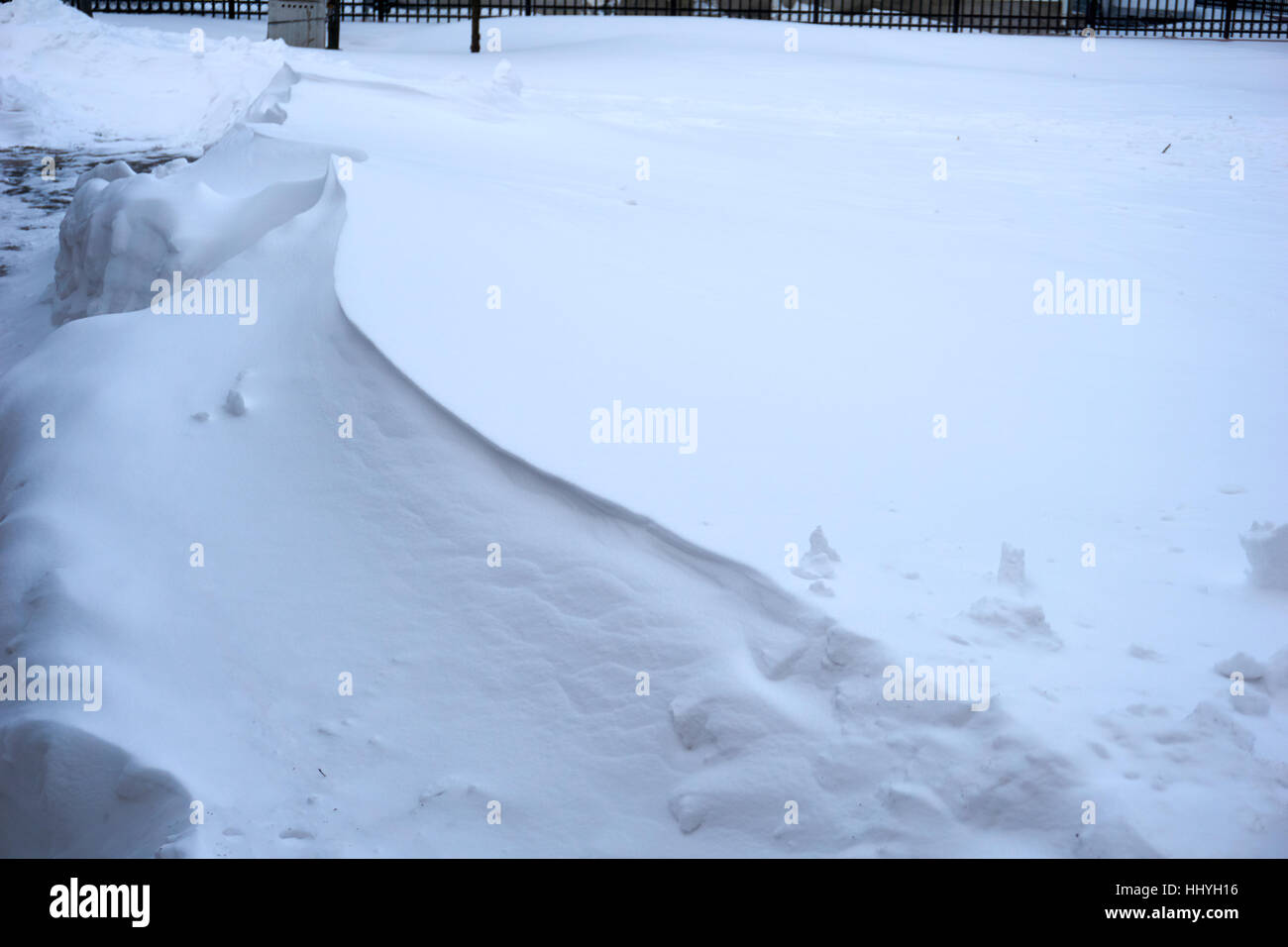 Dune di neve e contenti i bambini a giocare con le palle di neve Foto Stock