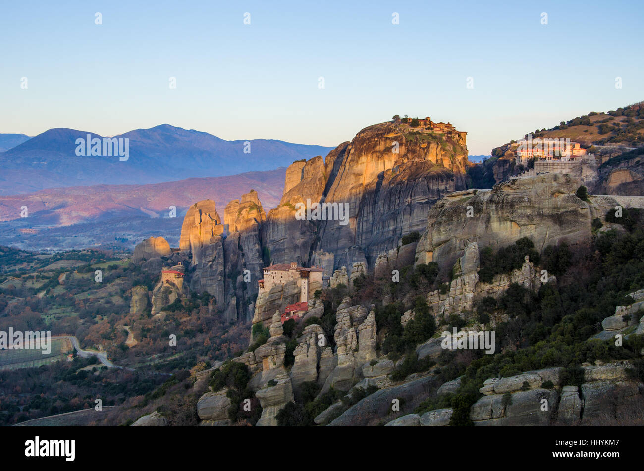 Vista mozzafiato di Meteora Monastero Roussanou al tramonto, Grecia. Formazioni geologiche di grandi rocce con monasteri sulla parte superiore Foto Stock