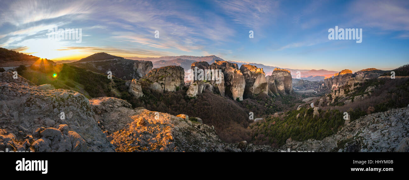 Vista mozzafiato di Meteora Monastero Roussanou al tramonto, Grecia. Formazioni geologiche di grandi rocce con monasteri sulla parte superiore Foto Stock