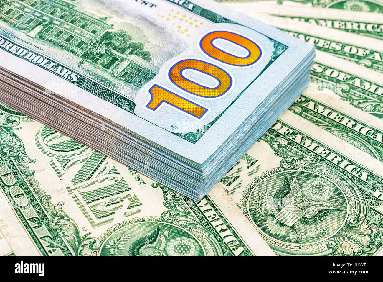 Pila di un centinaio di american Dollar Bills close up Foto Stock