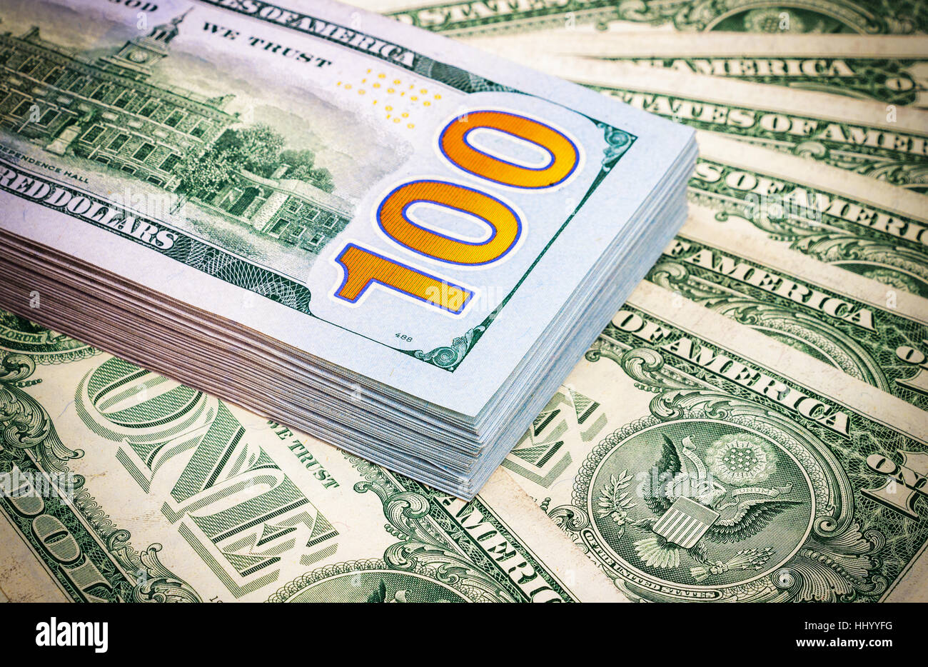 Pila di un centinaio di american Dollar Bills close up Foto Stock