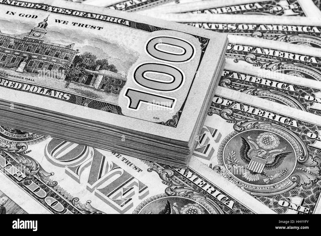 Pila di un centinaio di american Dollar Bills close up Foto Stock