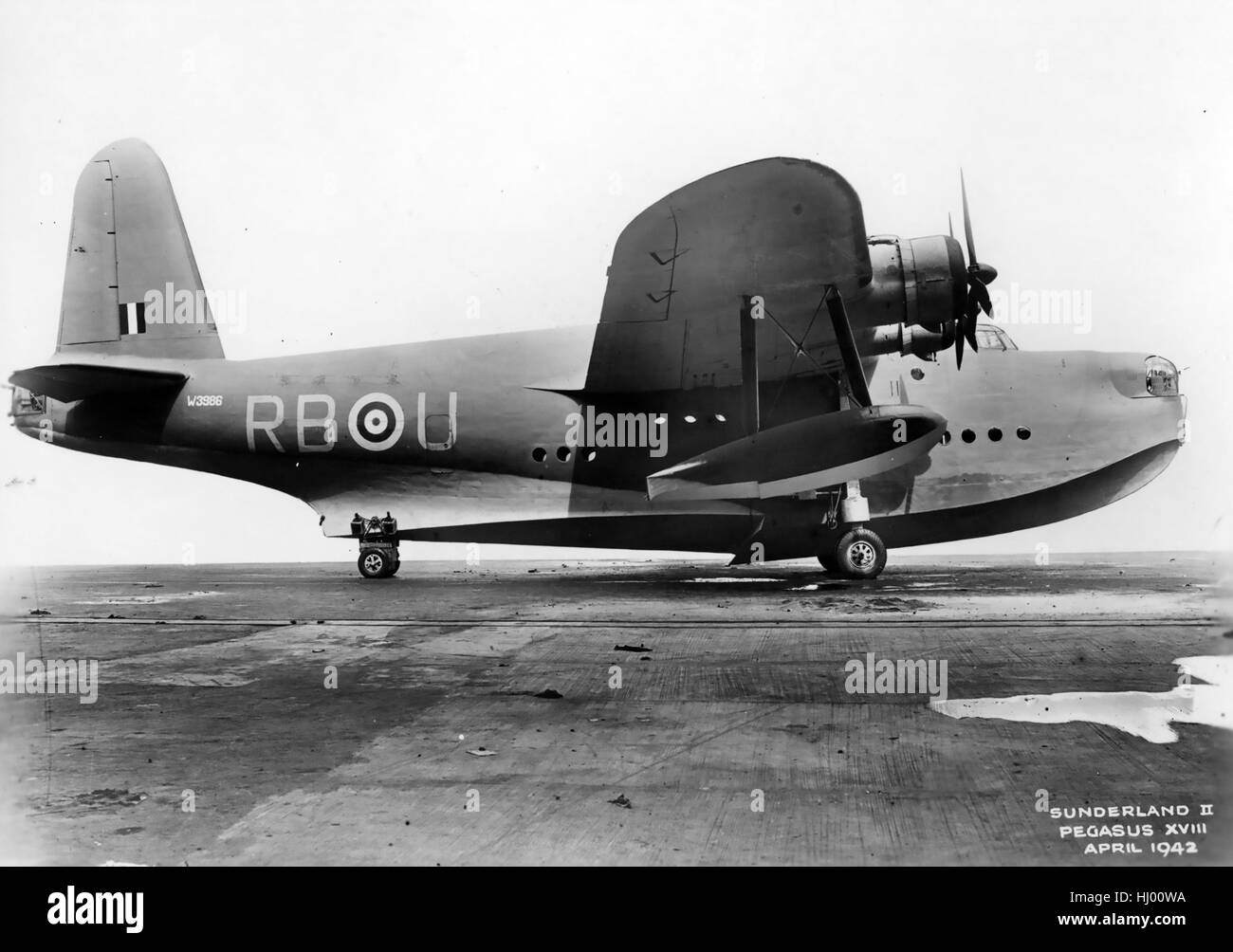 SHORT SUNDERLAND Mk II del n. 10 Squadron RAAF in aprile 1942. Ministero dell'aria foto. Coded RB-U e numerate W3986 Questo aeromobile è esplosa a pochi minuti dopo il decollo da RAF Mount Batten vicino a Plymouth il 20 maggio 1943 uccidendo tutti i membri dell'equipaggio. Foto Stock