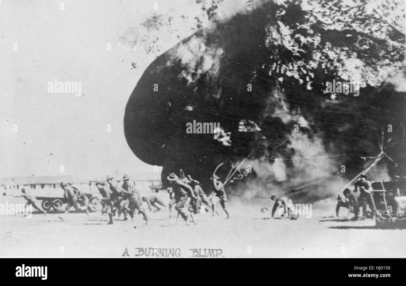 Antique c1917 fotografia, soldati scramble per la sicurezza come un esercito di Stati Uniti kite palloncino esplode a fort cantonale, Oklahoma. una scintilla innescata il palloncino di idrogeno come è stato sgonfiato. Foto Stock